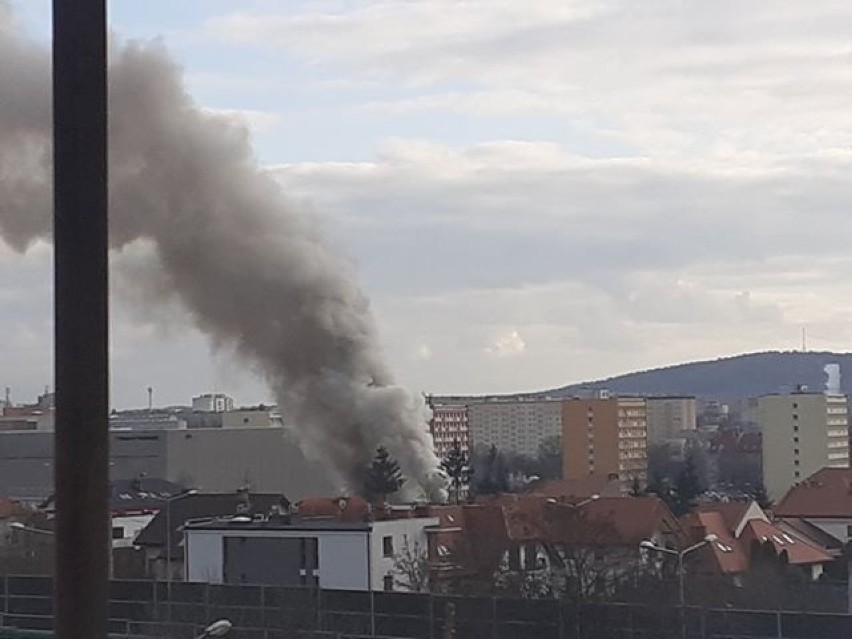 Pożar budynku koło Galerii Echo w Kielcach. Strażacy w akcji (WIDEO, ZDJĘCIA) 