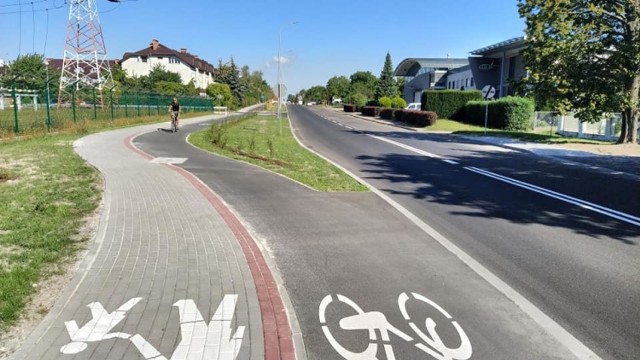 Około 1,5-kilometrowy odcinek nowej ścieżki rowerowej wzdłuż ulicy Pużaka służy już miłośnikom dwóch kółek. Na odcinku od skrzyżowania z ulicą Sosnkowskiego do skrzyżowania z ulicą Tarnopolską powstały też nowe zatoki autobusowe, wymieniono również nawierzchnię chodnika. - Wokół osiedla Armii Krajowej mamy  już więc rowerową pętlę, umożliwiającą bezpieczne poruszanie się zarówno pieszych, jak i rowerzystów - podkreśla Adam Leszczyński, rzecznik Miejskiego Zarządu Dróg przypominając, że w mieście cały czas powstają kolejne drogi dla rowerów.