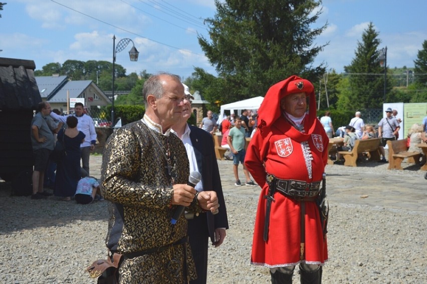 Małopolska kapsuła czasu, czyli Festiwal Kultury w Zamku Stara Baśń w Grybowie. Bobowianie pojechali tam swoją mocną reprezentacją