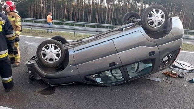 Samochodem osobowym, który dachował na S3 podróżowało małżeństwo. Kierowcy zachowali się wzorcowo i utworzyli korytarz życia.