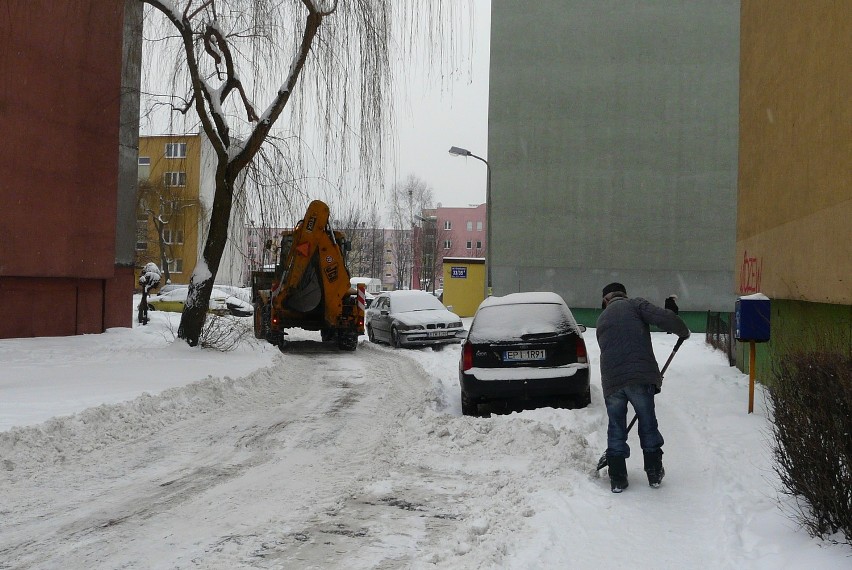 Atak zimy w Tomaszowie. Zarządcy dróg liczą każdy grosz