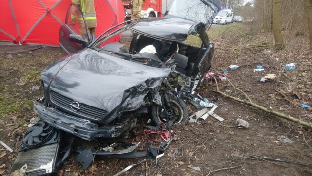 W Reptowie, między Ostromeckiem a Dąbrową Chełmińską, w środę (15.03) doszło do tragicznego w skutkach wypadku. Samochód osobowy zderzył się czołowo z ciężarówką.