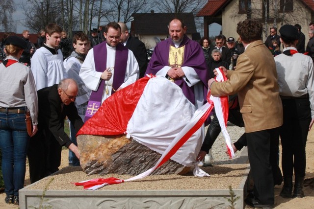 W chwili odsłonięcia i poświęcenia pomnika