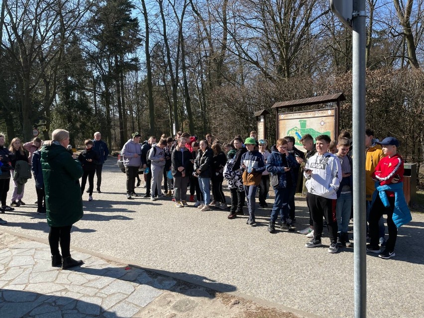 czniowie szkoły w Gołuchowie powitali wiosnę biorąc udział w mobilnych grach terenowych