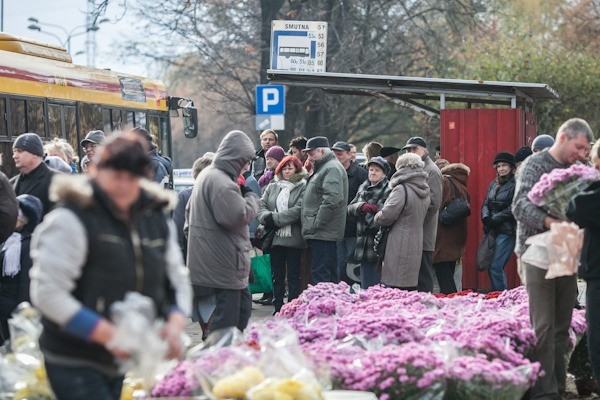 W okolicach cmentarzy tworzą się korki, ciasno jest m.in. na Dołach, Zarzewiu czy przy ul. Szczecińskiej. Z tego powodu autobusy (np. linia 57, 83) mają duże opóźnienia, dochodzące czasem do 30 minut.