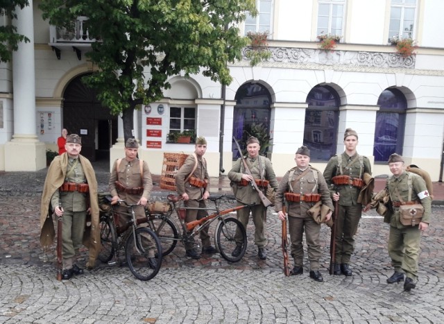 W rajdzie wzięli udział m. in. członkowie Stowarzyszenia Historycznego im. 10 PP w Łowiczu