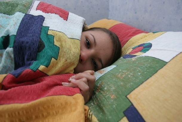 Skuteczne leczenie grypy wymaga leżenia w łóżku.