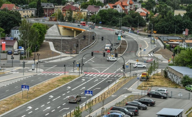 W poniedziałek 1 lipca wykonawca budowy drugiego etapu Trasy udostępnił kierowcom dwie nitki od al. Jana Pawła II do ul. Wojska Polskiego. Na razie zamknięty dla pojazdów jest wiadukt nad ul. Jana Pawła II, który czeka jeszcze na uzyskanie pozwolenia na użytkowanie.