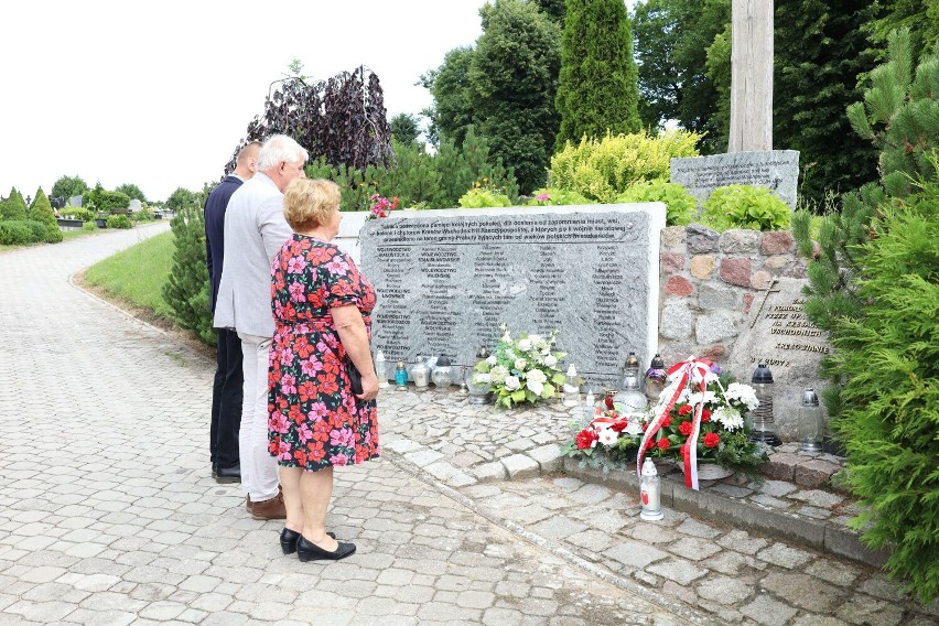 Pod Pomnikiem Kresowian w Prabutach uczczono pamięć Polaków...