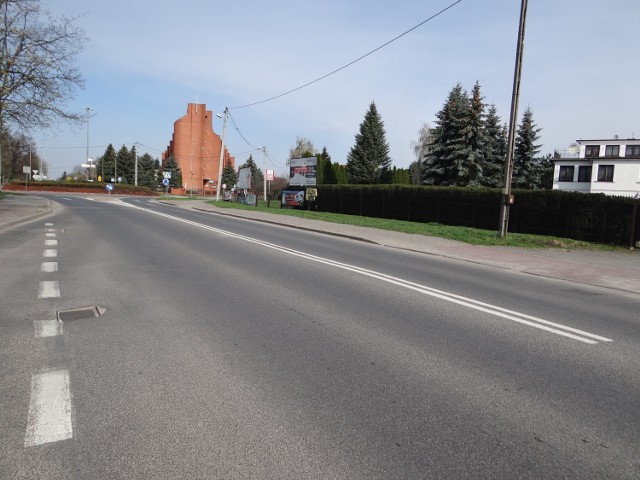 W Sandomierzu szykuje się poważny remont ulicy Mickiewicza - głównej ulicy na tak zwanym nowym mieście oraz budowa ronda przy tejże ulicy. Inwestycja za grube miliony będzie możliwa dzięki współpracy miasta z powiatem. Gra warta świeczki, bo dofinansowanie wyniesie aż 80 procent. Będzie nowa ulica, ale także utrudnienia dla kierowców

Remont połatanej  jak ser ulicy Mickiewicza, na powierzchni której zapadnięte studzienki kanalizacyjne wywołują furię u kierowców i budowa ronda możliwe będą dzięki Programowi na rzecz Rozwoju oraz Konkurencyjności Regionów poprzez Wsparcie Lokalnej Infrastruktury Drogowej. Pieniądze z budżetu państwa rozdzielać będzie wojewoda świętokrzyski. Termin składania wniosków upływa 15 kwietnia.

>>>ZOBACZ WIĘCEJ NA KOLEJNYCH ZDJĘCIACH