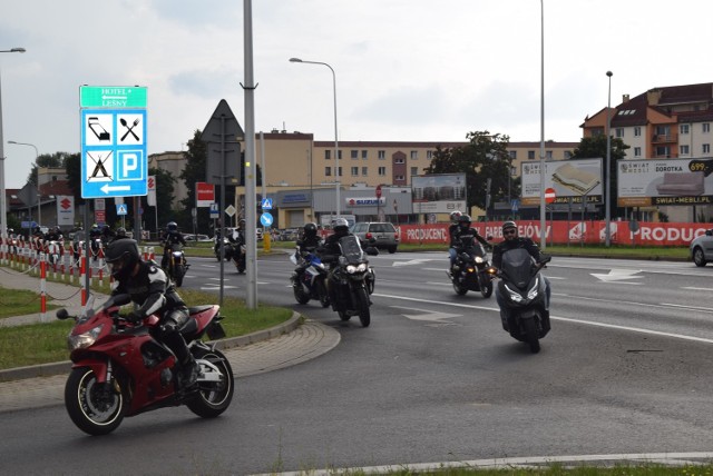 W tym roku oficjalnego korowodu na Winobranie nie było. Ale dzięki Makro Team lubuscy motocykliści spontanicznie się skrzyknęli i w sobotę, ok. godz. 16.00 wspólnie przejechali ulicami miasta. Mieszkańcy mogli podziwiać ponad 30 pięknych maszyn, które naprawdę robiły wrażenie! Cały przejazd zakończył się na parkingu przy Agata Meble przy ul. Sulechowskiej, gdzie uczestnicy wykonali sobie pamiątkowe zdjęcie. Zapraszamy do naszej galerii, aby podziwiać motocykle! 


Wideo: Lubuskie. Zielona Góra. Winobranie 2021. Jarmark winobraniowy - targi staroci
