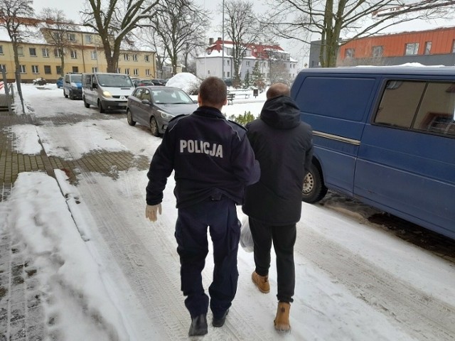 W czwartek 7 grudnia przed północą policjanci patrolujący teren Lęborka zatrzymali 28-letniego mężczyznę, poszukiwanego do sprawy kradzieży w miejscowej drogerii.