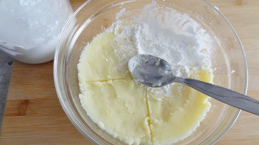 Wypełnij mąką ziemniaczaną miejsce po odłożonej 1/4 porcji...