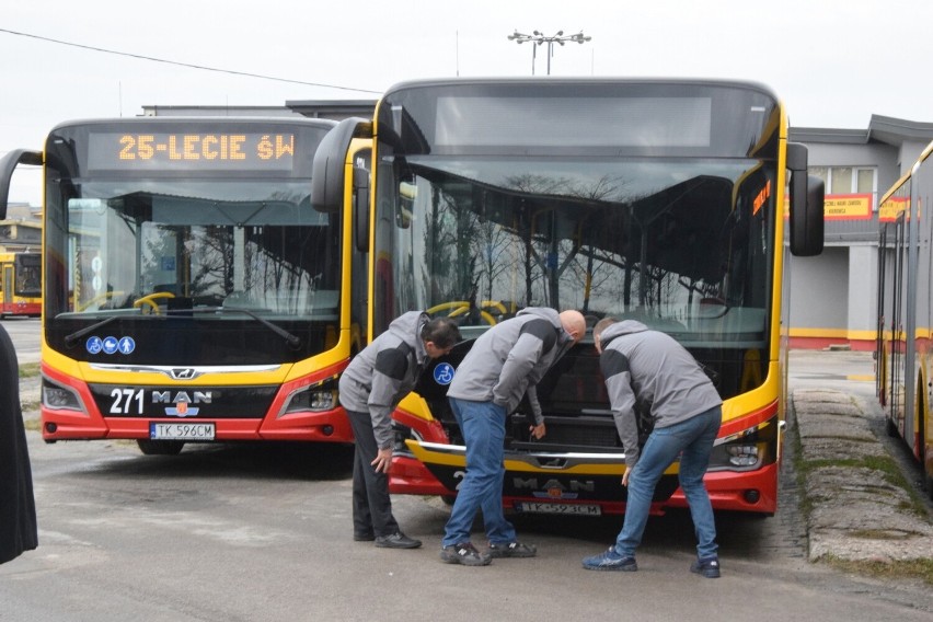 Osiem nowych autobusów wyjedzie na ulice Kielc i powiatu już w poniedziałek. Miejskie Przedsiębiorstwo Komunikacji przekazało je do użytku