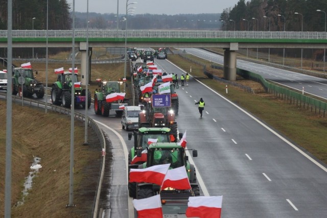 Rolnicy blokują ważne dolnośląskie drogi poprzez wolny przejazd kolumną traktorów. Utrudnienia są dzisiaj od rana na A4, S5, DK 3 i 8