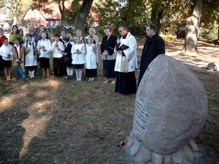 Uczniowie i nauczyciele Samorządowej Szkoły Podstawowej w Bolszewie, chcieli przypomnieć mieszkańcom, że na terenie Bolszewa był kiedyś cmentarz ewangelicki.