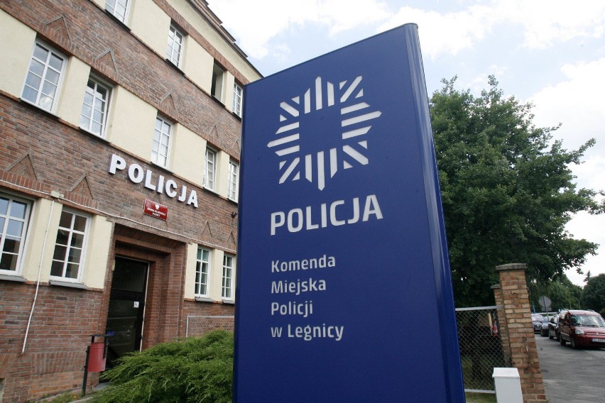 Policja w Legnicy ma pięcioro nowych policjantów. Zanim rozpoczną służbę muszą przejść jeszcze szkolenie [ZDJĘCIA]