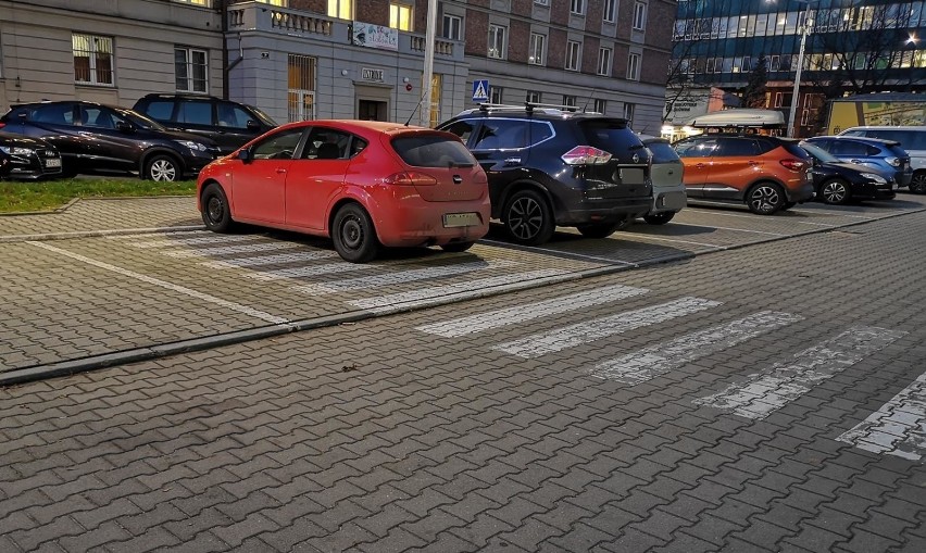 Mistrzowie parkowania. Tak parkuje się samochody w Krakowie [ZDJĘCIA]