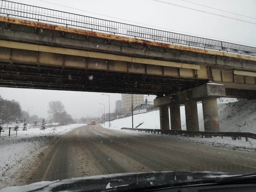 Fatalne warunki na drogach w Kielcach. Zalega błoto i śnieg, jest bardzo ślisko! W całym mieście korki. Zobacz zdjęcia 