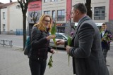 Bełchatów. Poseł Dariusz Kubiak rozdawał tulipany z okazji Dnia Kobiet [ZDJĘCIA]