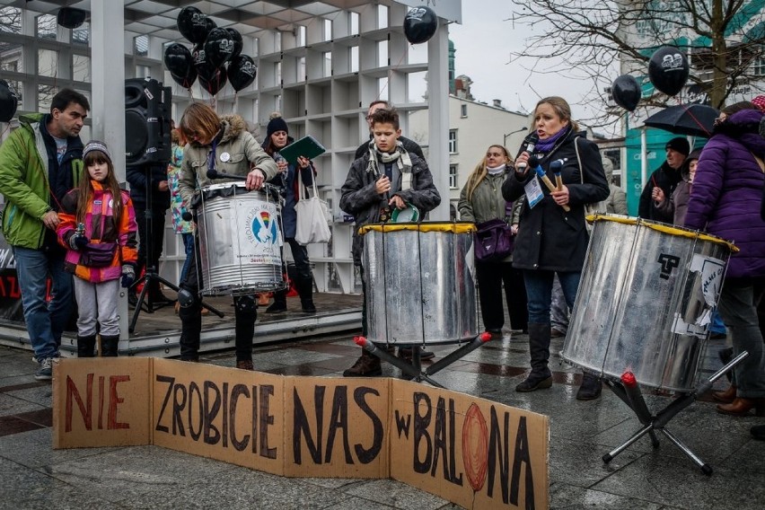 Pikieta przeciwko reformie edukacji w Sopocie [WIDEO, ZDJĘCIA]