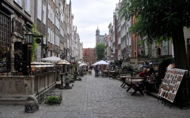 Przejdźmy teraz na nasze podwórko. Najstarszy ceglany budynek w Trójmieście to kamienica przy ul. Mariackiej 1 powstała w 1451 r. Utrzymana jest w stylu gotyckim, została zniszczona w czasie wojny. Dzisiaj w budynku znajduję się gościniec. W 2009 r. podczas remontu w piwnicy znaleziono skrzynię z inicjałami „AS” i z datą „1539”. Prawdopodobnie skrzynia należała do Anny Schilling kochanki Mikołaja Kopernika. Imię odcyfrowano, ale nazwisko było zamazane. W 1539 r. Annie kościół kazał odejść od Kopernika. Była dużo młodsza od swojego partnera, miała siać tym zgorszenie wśród ludu. Tak narodziła się legenda, według której ten właśnie kufer należał do Schilling.