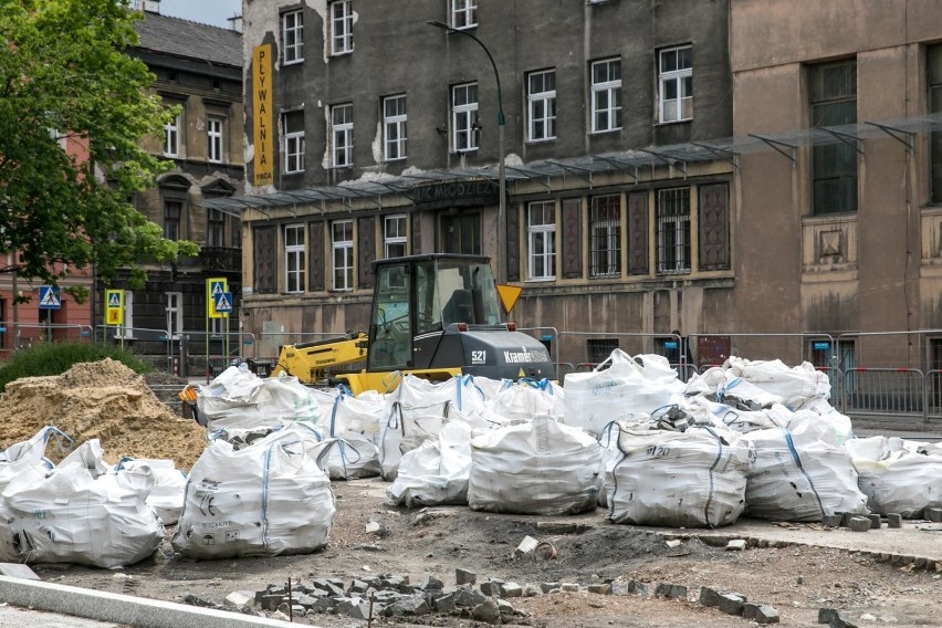 Kraków. Kolejne opóźnienie w przebudowie placu Biskupiego. Tym razem pojawiły się problemy związane z pandemią koronawirusa [ZDJĘCIA] 29.05