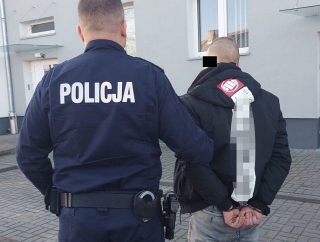 25-letniemu mieszkańcowi Golubia-Dobrzynia przedstawione zarzuty posiadania znacznej ilości narkotyków w celu ich dalszej sprzedaży, za co grozi mu do 10 lat więzienia.