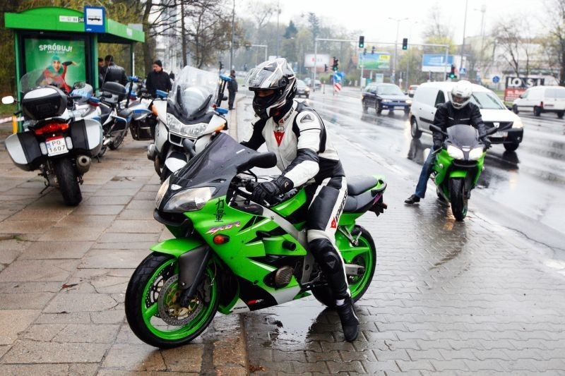 Motocykliści rozpoczęli sezon. Parada w deszczu [ZDJĘCIA, WIDEO]