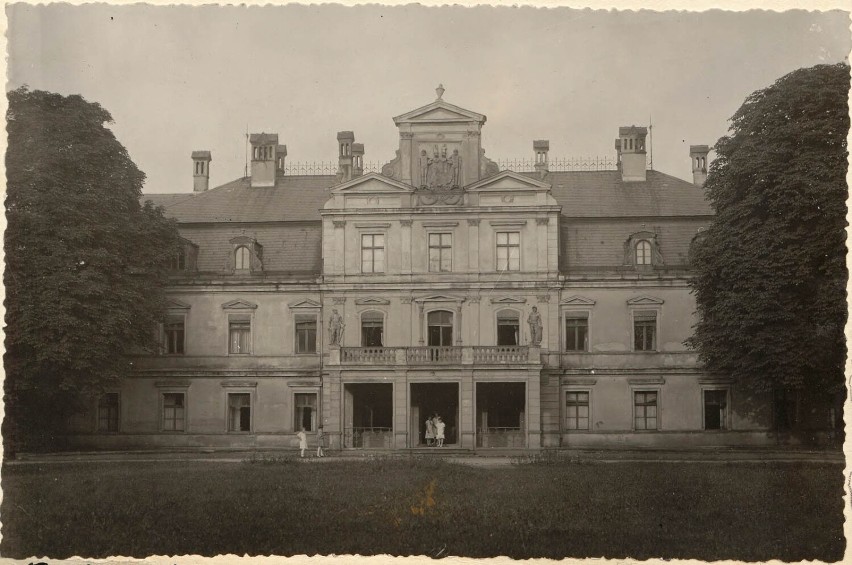 Lata 1920-1939. Zburzony w latach 60. pałac w Łabędach.