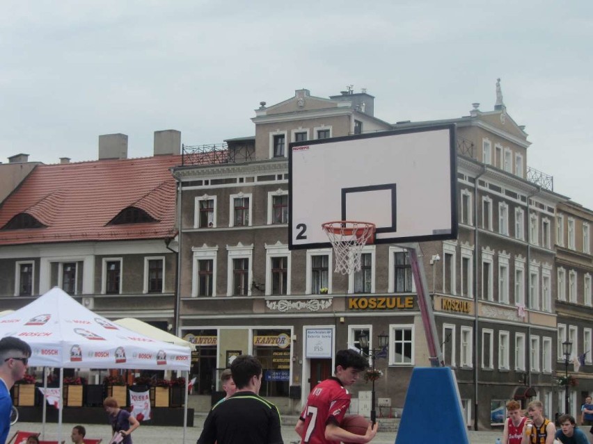 Gniezno: Międzynarodowy Tydzień Koszykówki - koszykarze opanowali Rynek [FOTO]
