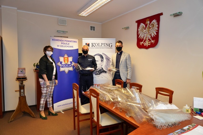 Komenda Powiatowej Policji w Człuchowie otrzymała od Stowrzyszenia Rodziny Kolpinga przyłbice i maseczki ochronne