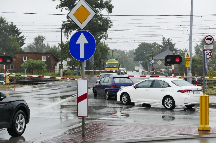 Problemy komunikacyjne Warszawy. Co z tunelem pozwalającym ominąć tory w Rembertowie? Końca nie widać, mieszkańcy jeszcze poczekają