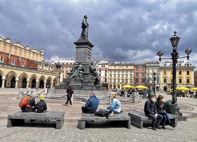 W sobotę (8 maja) część mieszkańców Krakowa postanowiła skorzystać z dobrej pogody i udała się na spacer, pojawiając się na Rynku Głównym