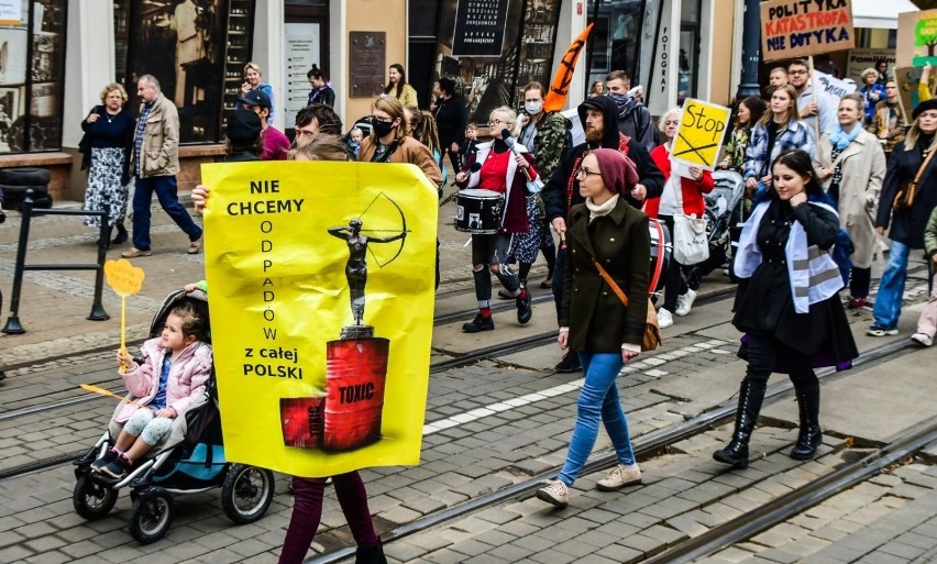 Manifestujący wyruszyli z Placu Wolności, przeszli przez...