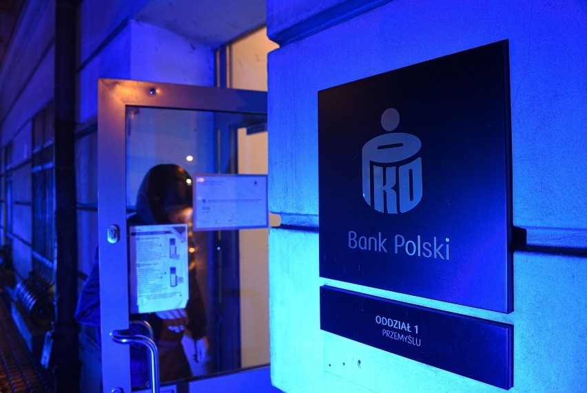 Napad na PKO Bank Polski w Przemyślu. Zatrzymano młodą obywatelkę Ukrainy [ZDJĘCIA]