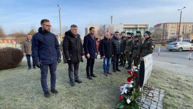 Od lewej: sekretarz miasta Sławomir Kryszczuk, wiceprzewodniczący rady miasta Tadeusz Dworzyński, burmistrz Paweł Grzybowski, radny i przedstawiciel NSZZ Solidarność Waldemar Murawski oraz radny Tomasz Szczęsny