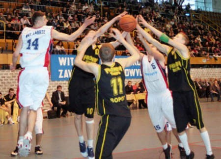 Sławomir Ćwikła (z lewej) z MKS-u Zabrze wraz z kolegami wywalczył awans do finału mistrzostw Polski juniorów.