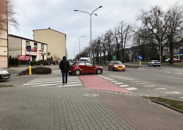 Są skrzyżowania ulic w Słupsku, na których przejścia dla pieszych umiejscowione są w taki sposób, że wpływają na komfort osób z nich korzystających. - Pasy i przejazd dla rowerów na skrzyżowaniu Nad Śluzami z Wiejską to idealny przykład. Codziennie tam jeżdżę rowerem i codziennie ten sam problem. Samochody stoją na pasach, a ja mijam i auta, i pieszych – zauważa Czytelnik.