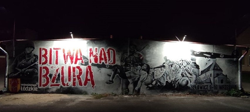 Łowicz. Patriotyczny mural został właśnie podświetlony. Robi duże wrażenie