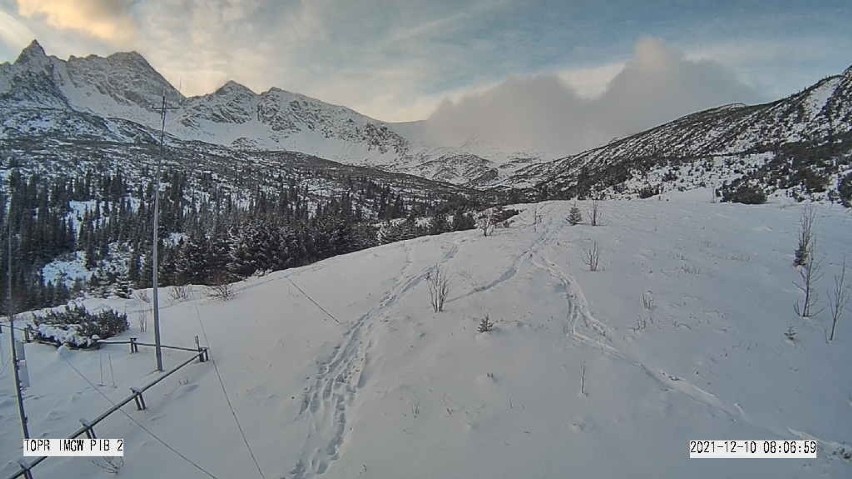 Tatry. W górach lawinowa dwójka. Warunki do wędrowania są trudne. Jest ślisko 