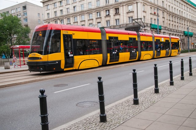 Przejazd tramwajem przez Warszawę. Tak wygląda trasa z kabiny motorniczego [WIDEO]