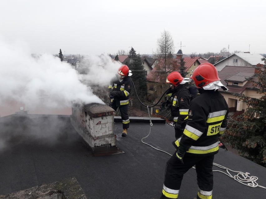 Pożar sadzy w kominie budynku w Skierniewicach