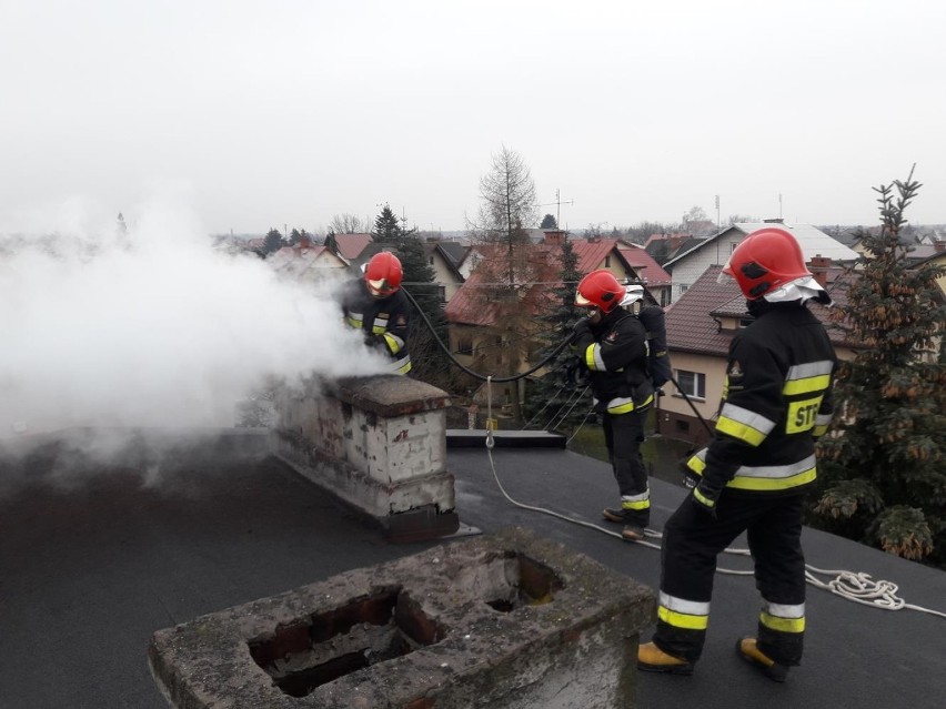 Pożar sadzy w kominie budynku w Skierniewicach