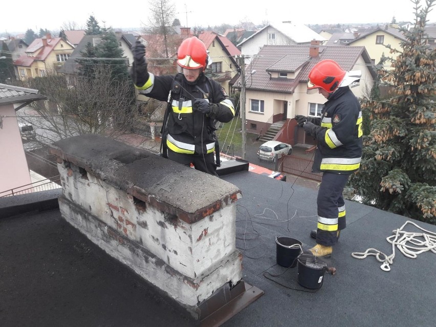 Pożar sadzy w kominie budynku w Skierniewicach