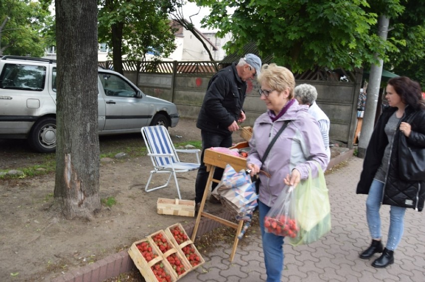 To już pierwsze polskie truskawki. Pojawiły się na ulicznych straganach w Zduńskiej Woli