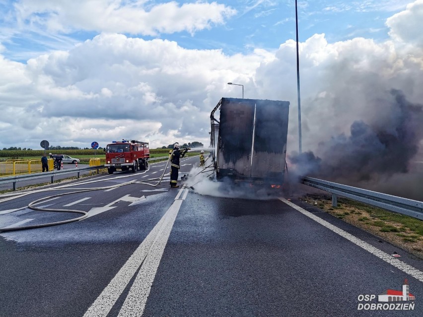 Pożar naczepy ciężarówki w Błachowie na drodze wojewódzkiej 901