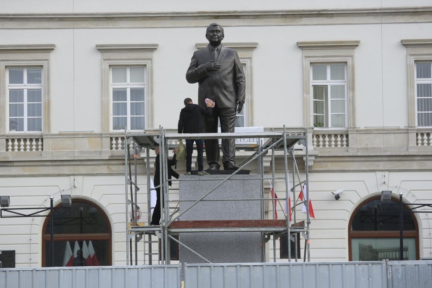Pomnik Lecha Kaczyńskiego na Pl. Piłsudzkiego już stoi....