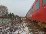 Wypadek na przejeździe kolejowym pod Opocznem. Kierowca audi zderzył się z pociągiem osobowym ZDJĘCIA