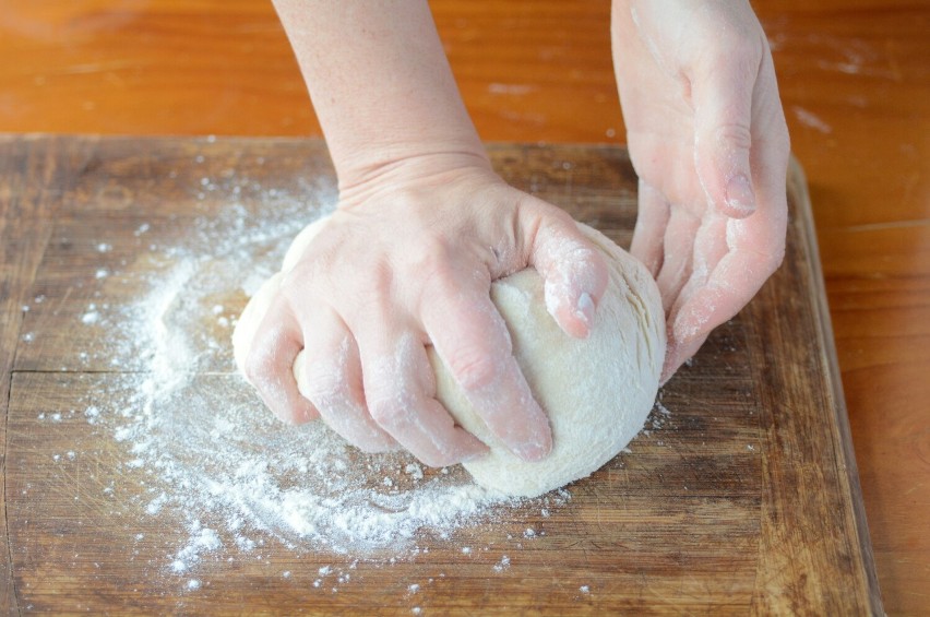 Stopniowo dodawaj resztę mąki i mocno wygniataj ciasto.